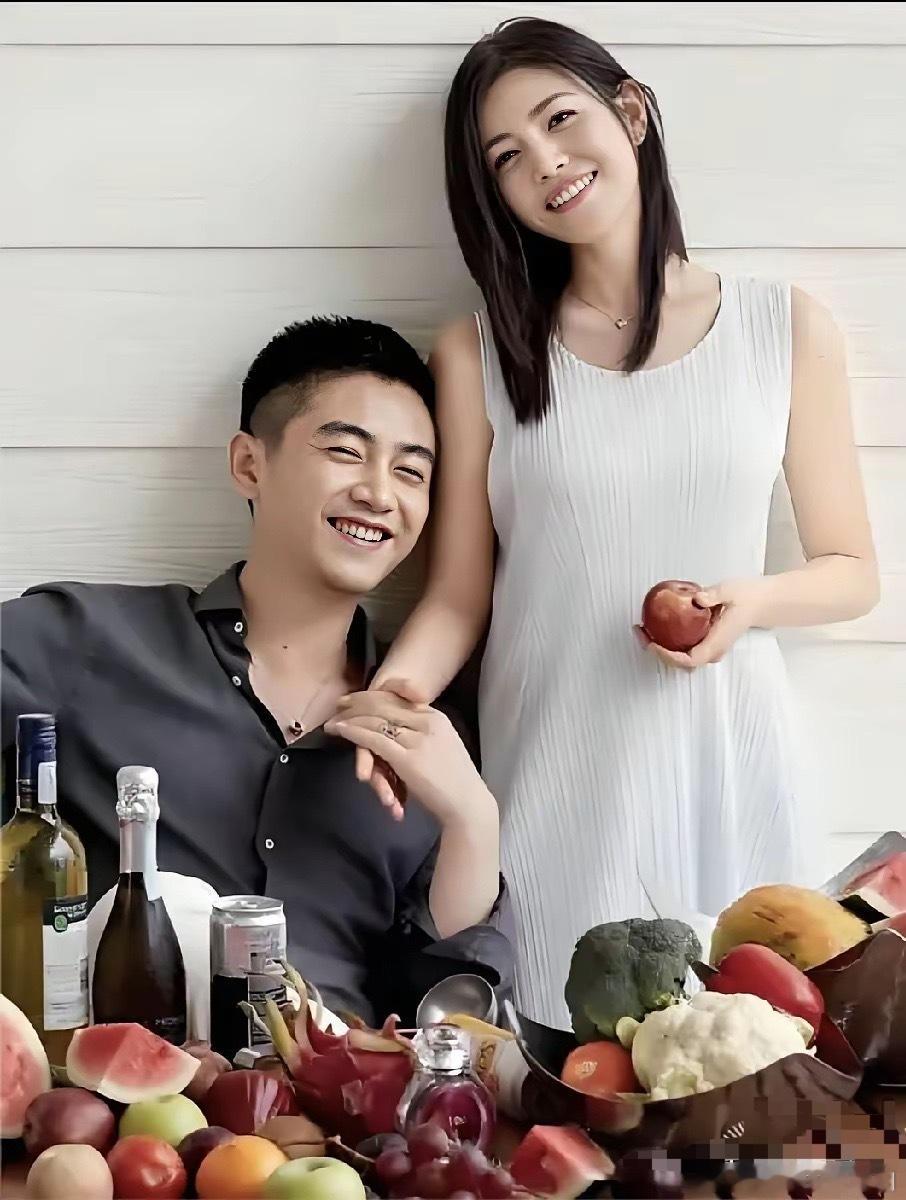 曾有人问陈妍希为什么陈晓的眼里没有光了？陈妍希说了句很有深意的话，那就是：他又不