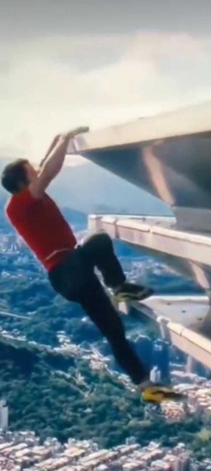 徒手没有安全绳，艾力克斯攀登台北101大楼。508米，90分钟看得我手里的救心