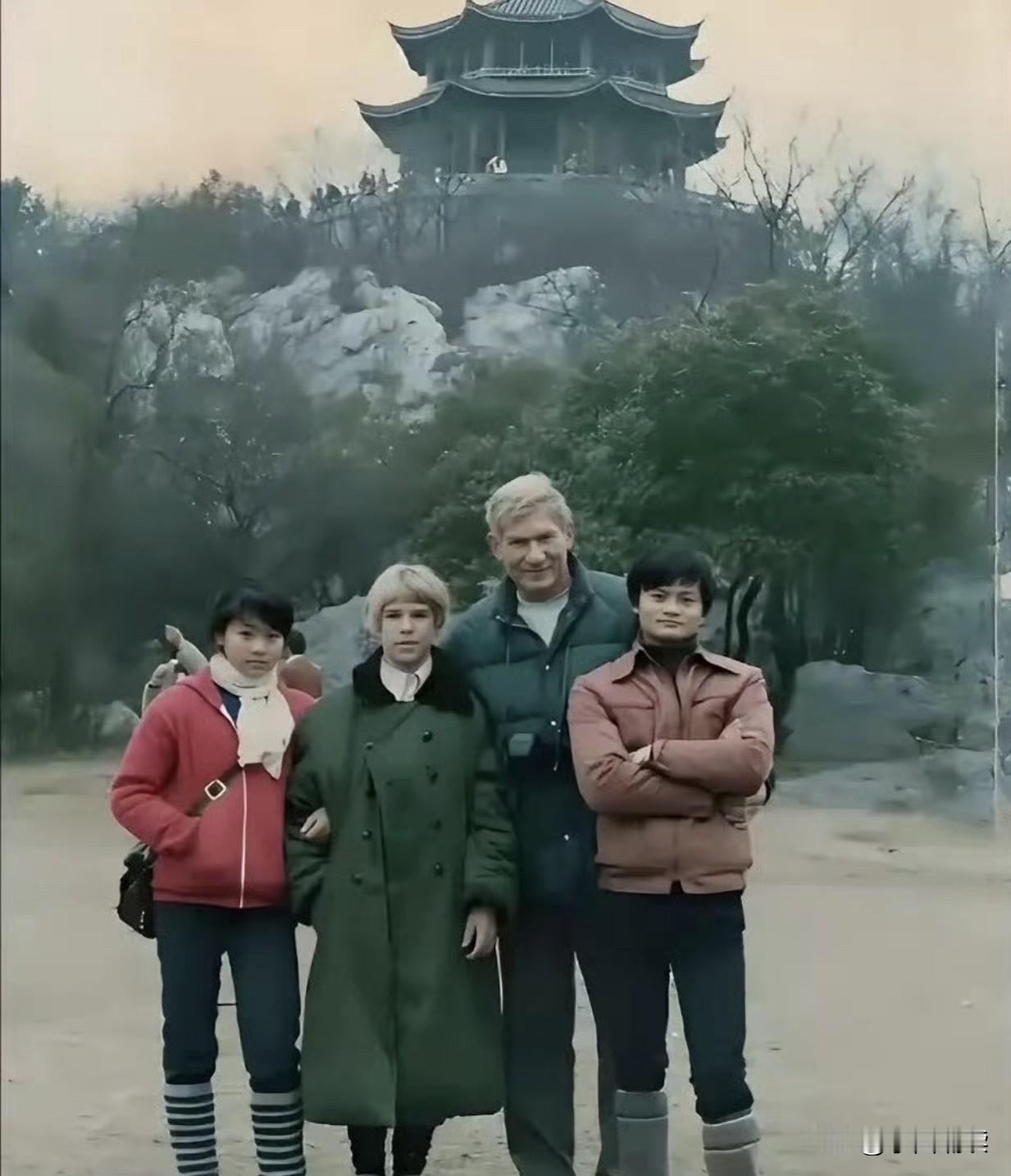 哇，看看马云年少时的照片，这穿着打扮在当时也太时髦了吧，这一看就不是寒门子弟啊！