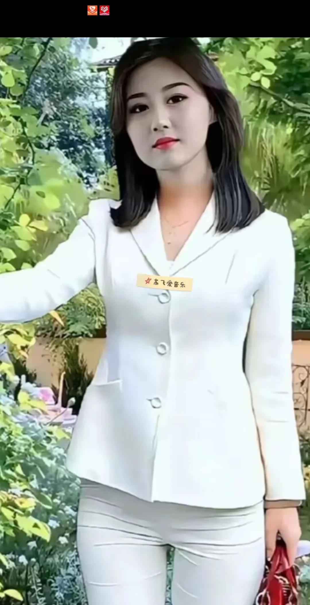 #分享一下你写过的诗词#《南歌子·雅园丽影》/马进鹏翠影盈幽径，白衣映秀姿。