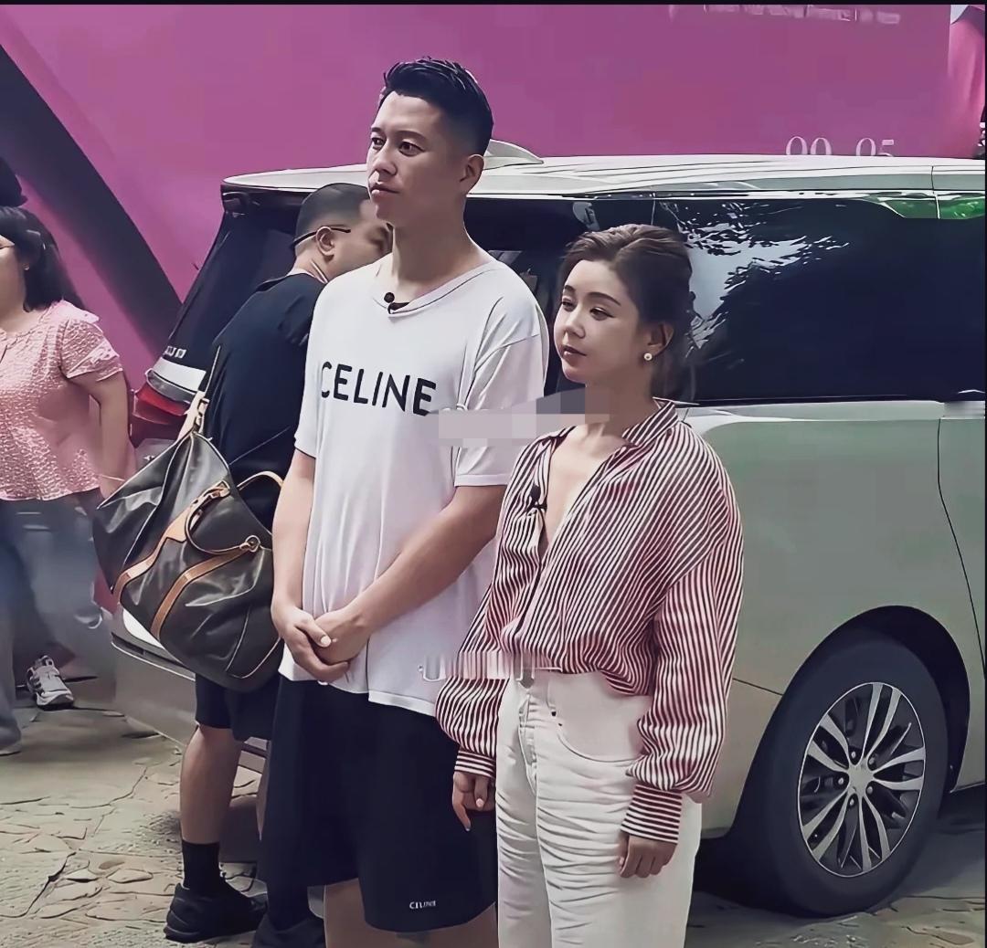 娱乐圈里最低调的小夫妻。朴素的如同路人。