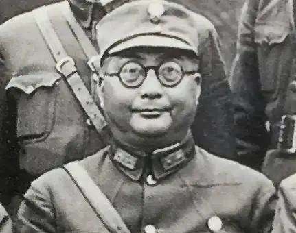 傅作义这人不简单，和平解放北平时，他手下亲信部队不多了，剩下十几万中央军只是名义