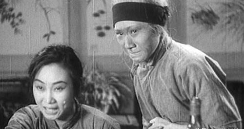 1922年，一个瘦瘦弱弱、嘴角有点瘪的女孩，站在妓院门口，任由老鸨上下其手，“嗯