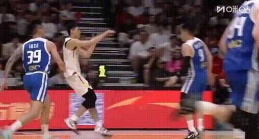 瀚森啊！这球也能被帽？解说们都看不下去了，说你一个小年轻跳高了砸下去啊！篮下