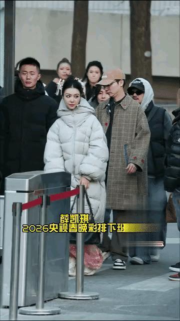 45岁的薛凯琪，面容，举止，神态都很年轻，边跳边唱更是妩媚动人，说她今年25岁也