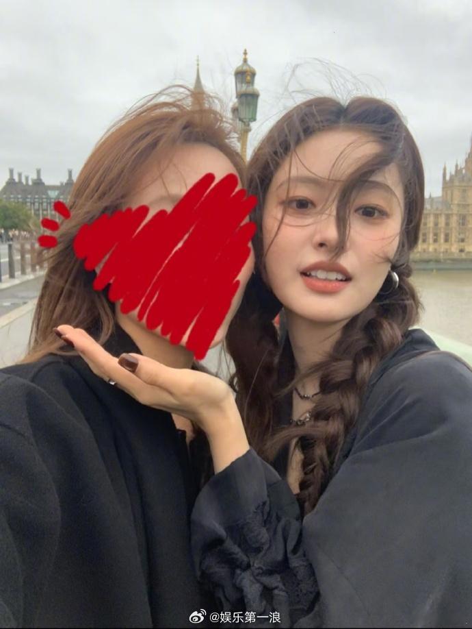 偶遇徐若晗被捧脸了网友伦敦偶遇徐若晗网友伦敦偶遇徐若晗，合照贴贴被捧脸了[抱一