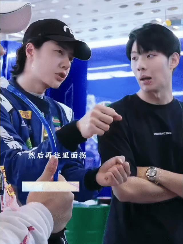 知道图二图三中王一博在干什么了。以他的话，就是在“甩屁股，甩屁股”。[捂脸哭][