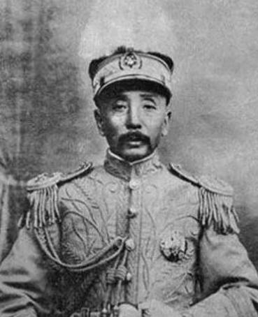 1914年，张作霖在面试4个保镖时，突然有刺客闯进来，其中3人立即跑去抓刺客，另