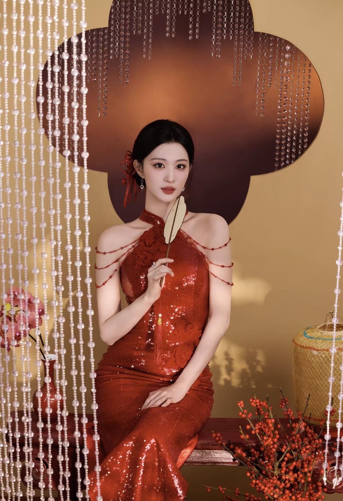 不借春光，自成骄阳。王楚然的新年红，是独当一面的底气[赞]明艳动人，落落大方，这