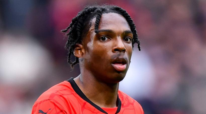 据天空体育报道，原本是切尔西目标的雷恩中卫雅凯，之所以转投利物浦，与切尔西队内年