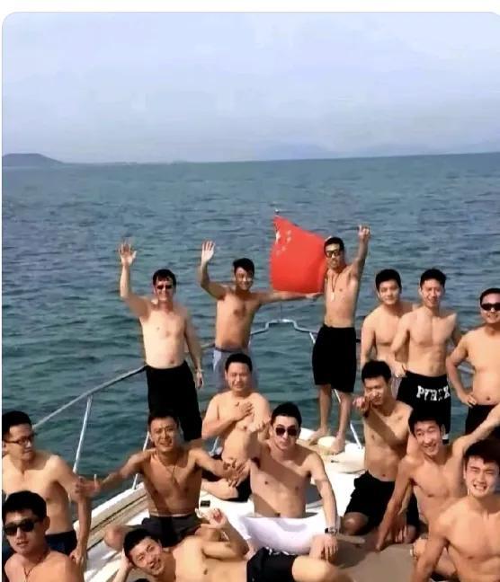 这张照片简直燃爆了！小胖、张继科、许昕、马龙等15位国乒教练和队员集体在船头上