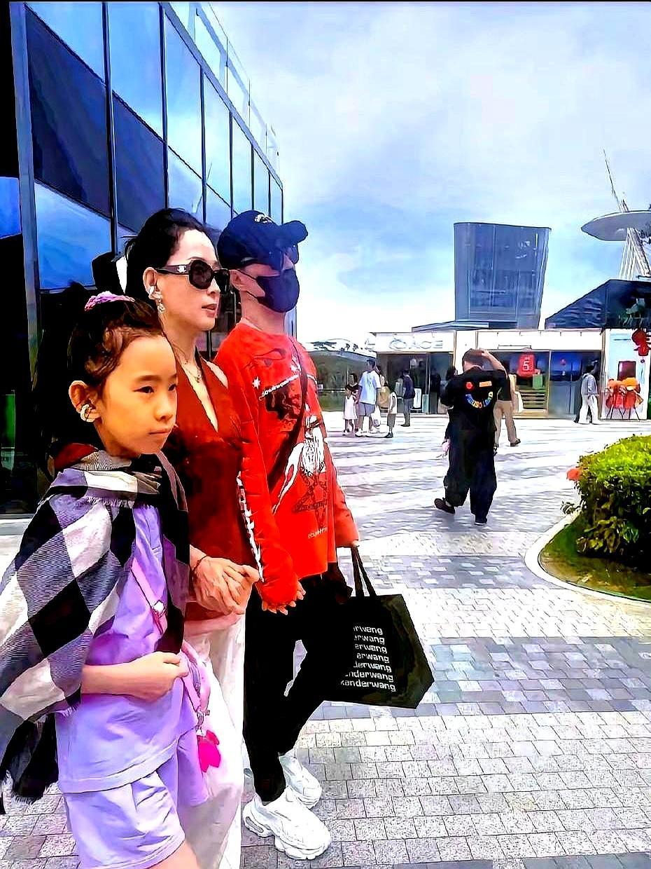 葛荟婕一句话说透了：他们就是搭伙过日子。情人节的三亚，汪峰穿着拖鞋紧身衣，