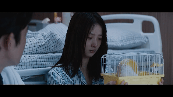 男医生掰断仓鼠腿给少女治病罗梁这个角色真的很复杂，一直伪装的很好，看着这么蔑视生