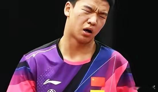 向鹏为何砸了拍子？今天男团广东队和浙江队的比赛中，因为拉丢了一个球，懊悔的