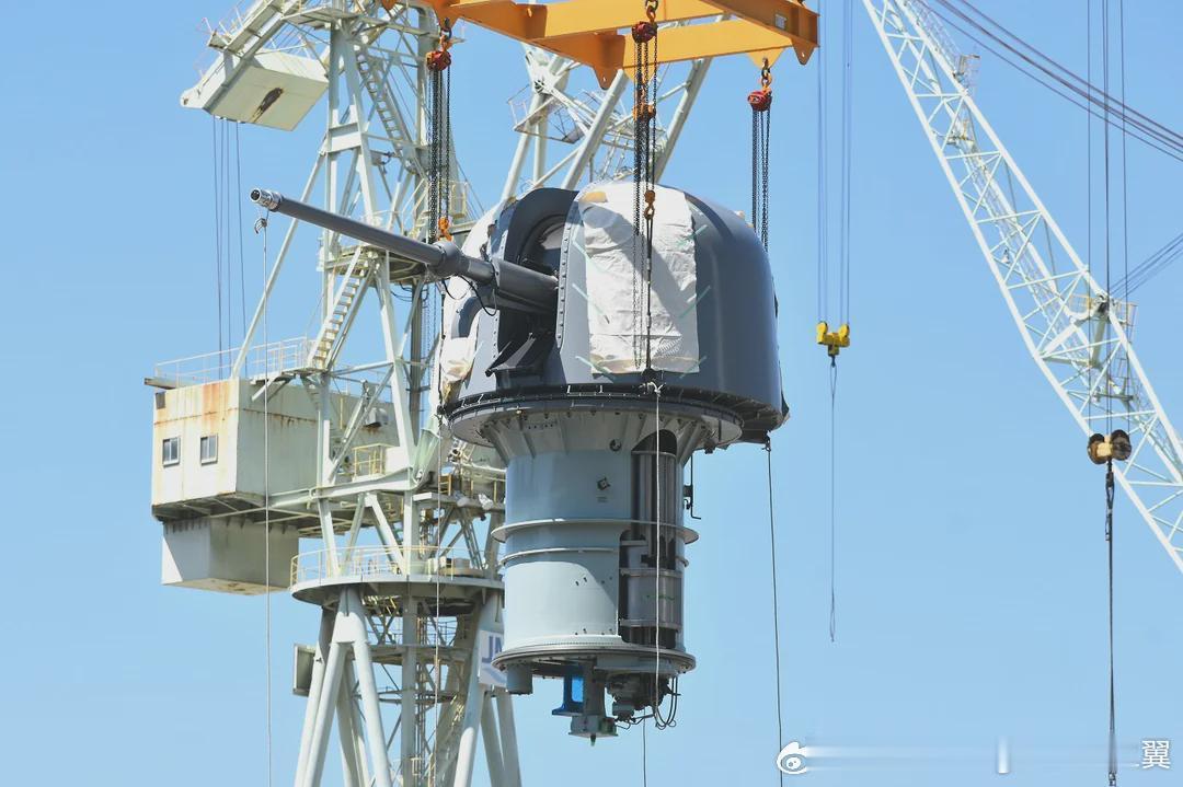 奥托梅莱拉76毫米舰炮炮塔起吊