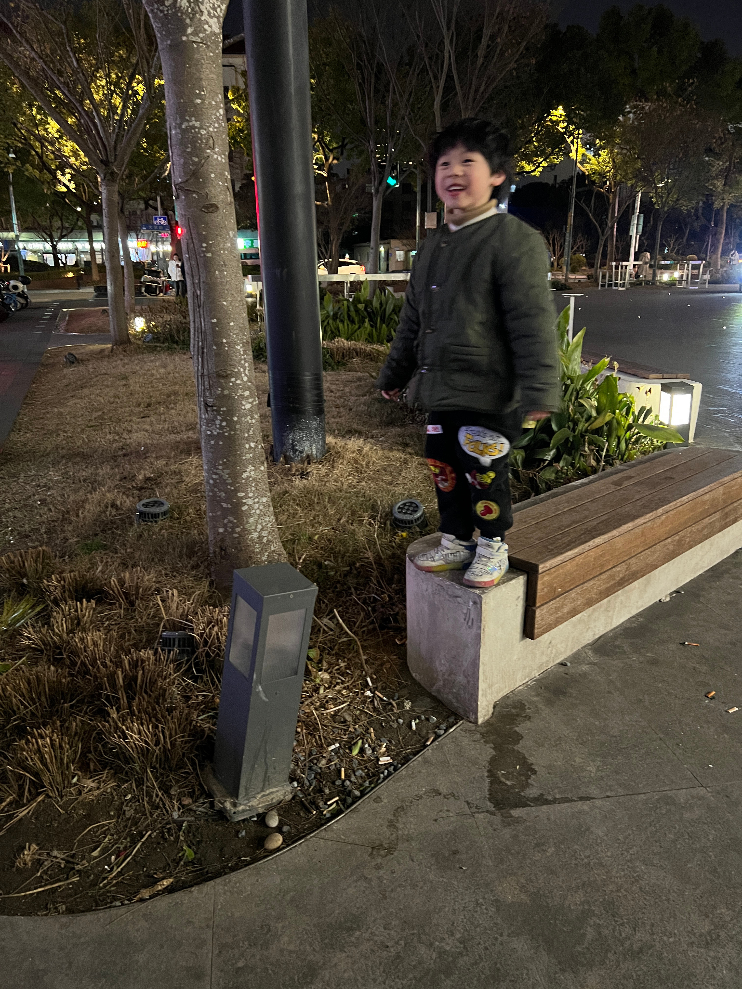 遇到一个很囧的事晚上和朋友聚会吃太多内急刚好旁边是医院找厕所结果发现包里纸没带纸