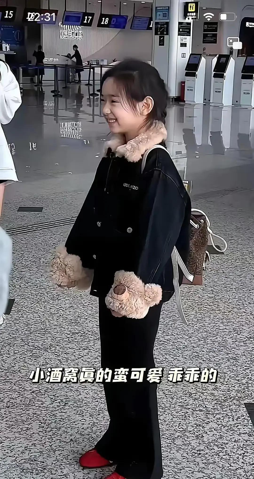 董璇女儿小酒窝拍杂志封面，九岁小姑娘镜头感比很多成年人都稳。看照片她穿着小香