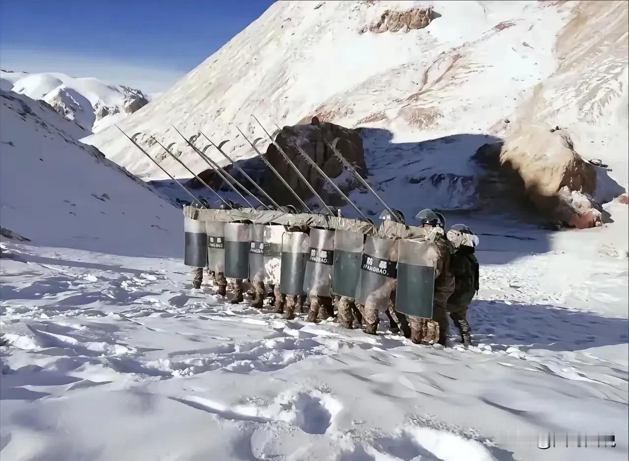 这大概是全地球唯一还用冷兵器作战的国家吧，勾镰枪、狼牙棒齐上阵。1996年，中