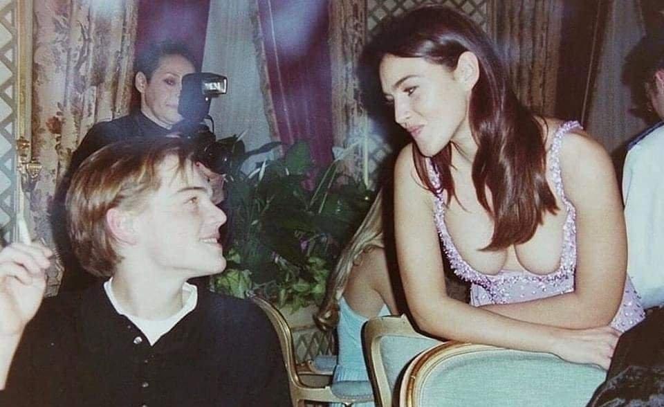 1995年小李子和莫妮卡贝鲁奇在巴黎时装周的合影，穿搭好清凉好性感​​​