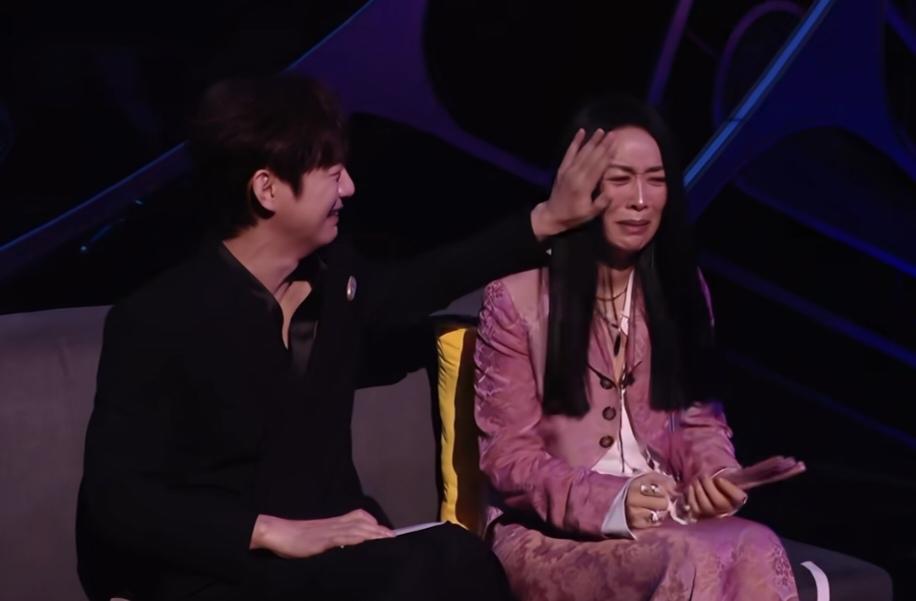 窦靖童唱歌，那英坐一边激动流泪，亲眼看着长大的孩子如今站在台上开始发光，一