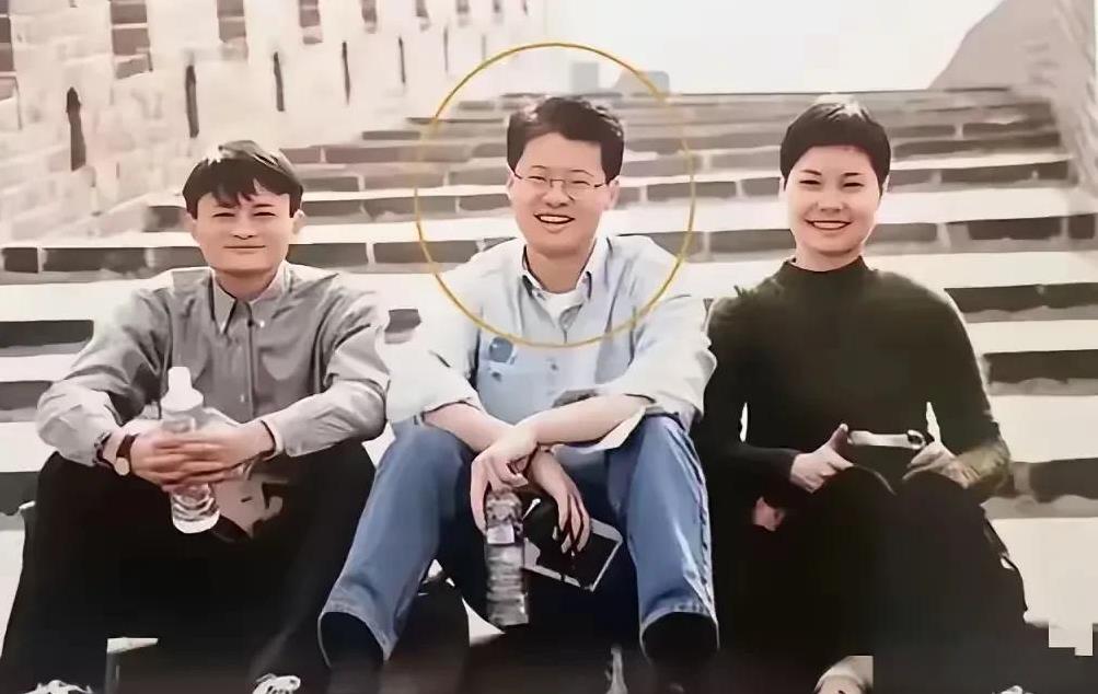 这是1988年，马云与夫人在长城上的合影照。当时的马云长相与现在几乎没什么区别