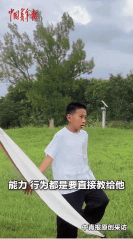 “太心酸了！”河北，母亲带10岁自闭症儿子游玩，看到孩子独自玩耍她心疼不已情绪突