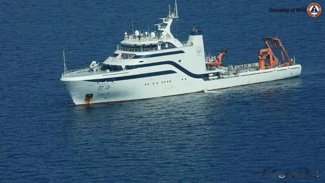 黄岩岛又来人了两艘带钻探机的小型科考船刚走2500吨级的同济号大型智能科考船