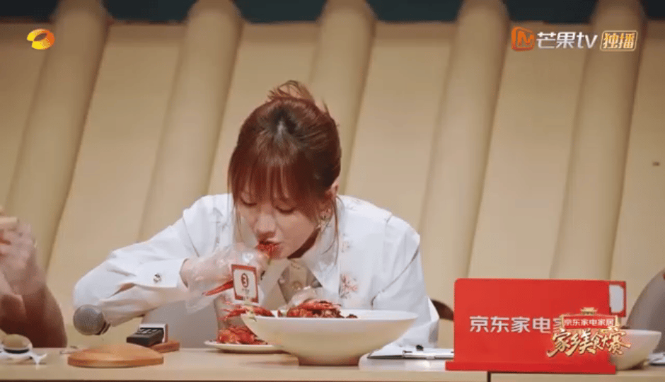 孟佳被湖南口味虾辣到脱妆孟佳吃口味虾辣到脱妆我笑到打鸣！一边嘶哈一边停不下来，