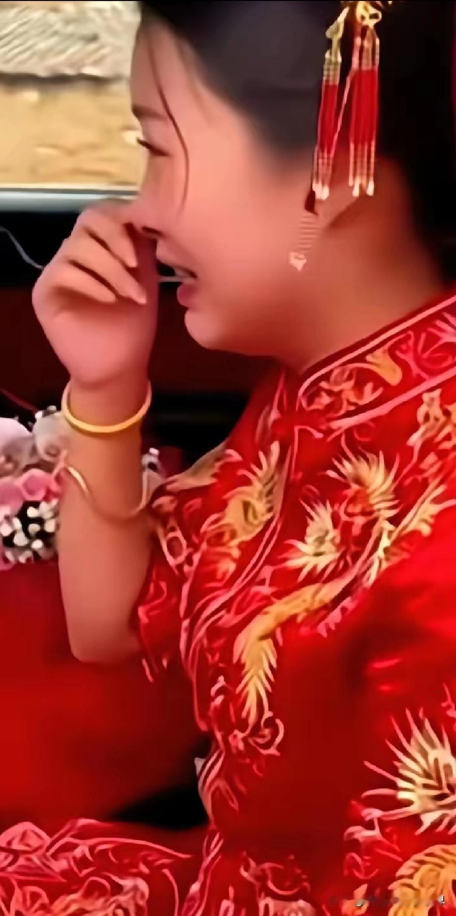 因为闺蜜的一句话，新娘在婚车里坐了3小时。新郎也没上车，只是默默地把