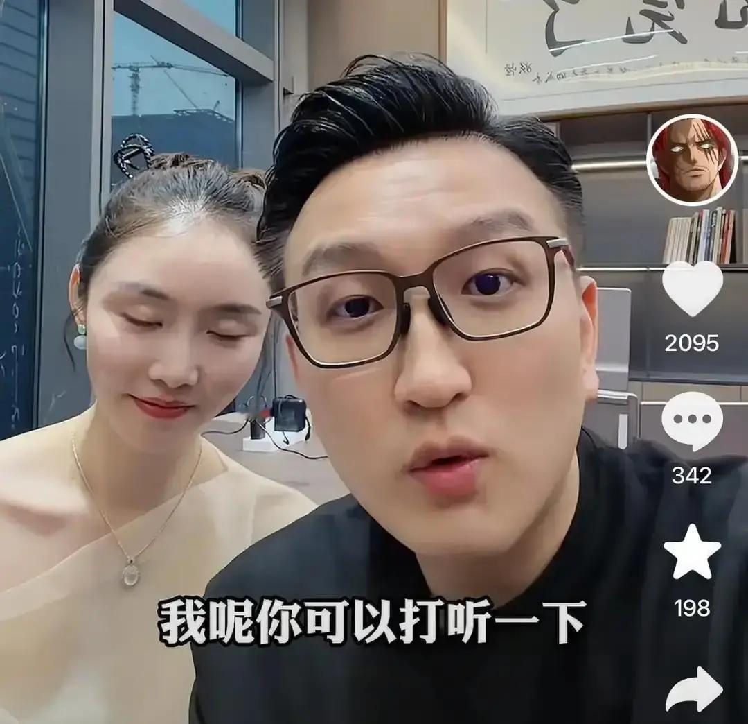 6月7号晚上，南京江豚音乐节。台下几千根荧光棒在晃。霍尊穿着白袍长衫，一口气
