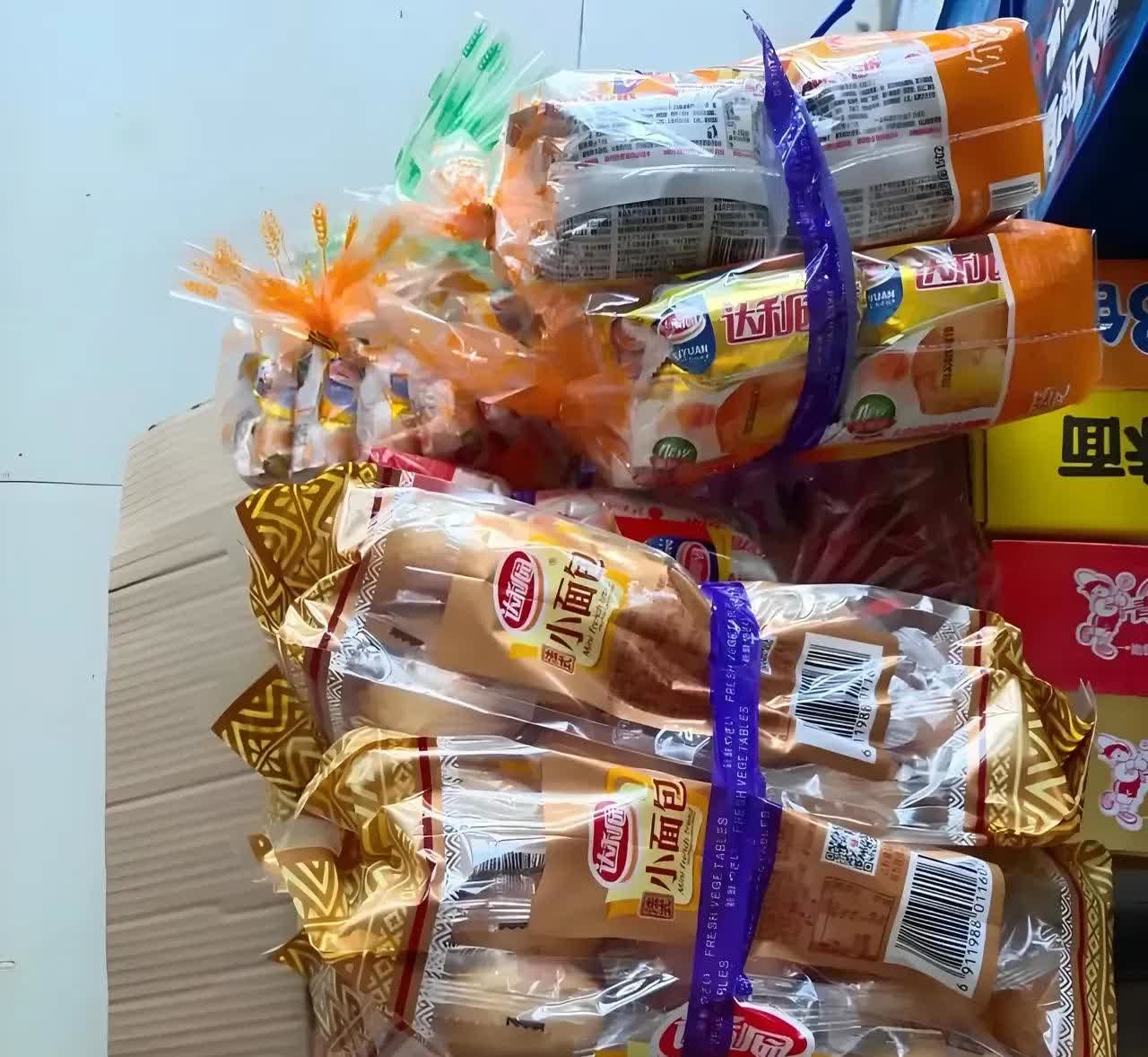 湖北，一名女子的婆婆特别喜欢把面包当零食吃，于是，女子在逛超市的时候，就特意买了