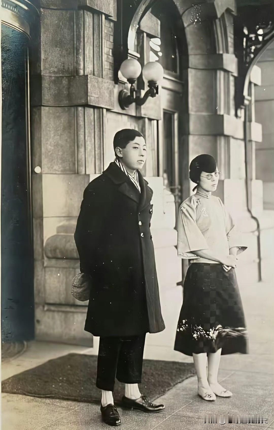 1927年，在天津，26岁的张学良身着时尚呢子大衣，尽显少帅风采；16岁的赵一