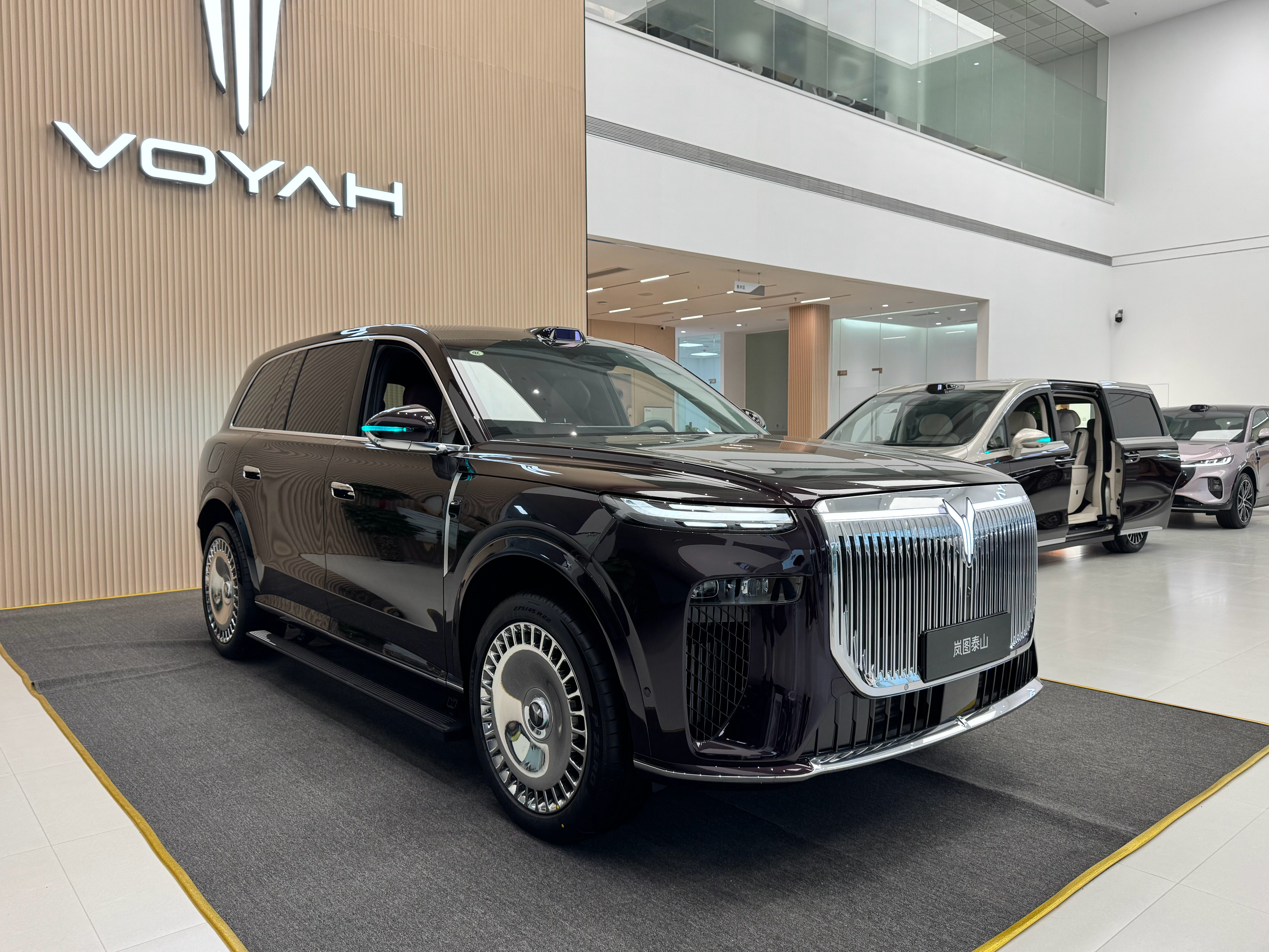 岚图泰山，实际看才知道这车到底有多大，22寸的轮毂放在这车上都感觉不是那么大，让