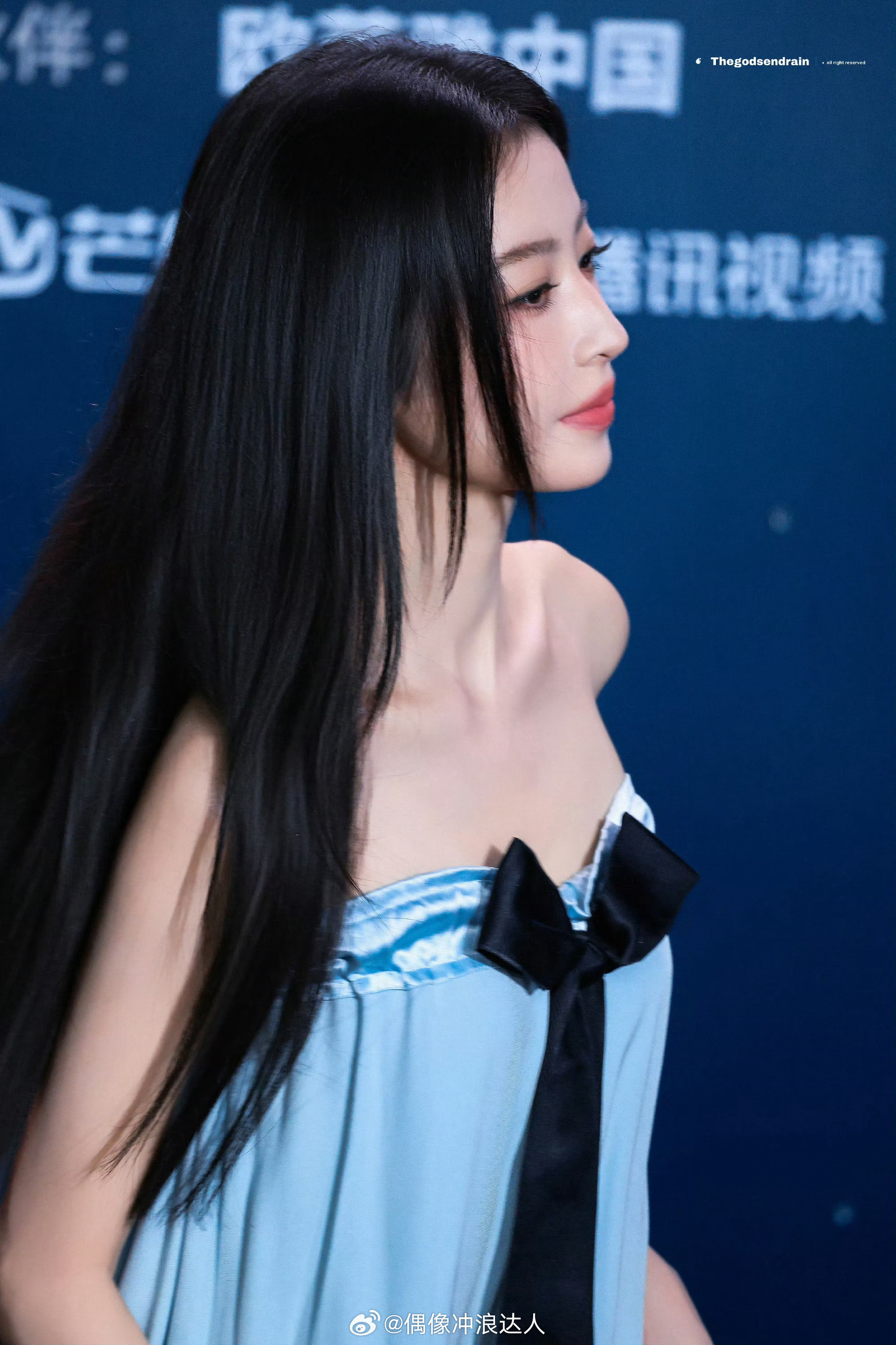 周雨彤肤若凝脂被这个周雨彤美了一大跳。。肌肤自带滤镜，浅蓝色长裙搭配黑长直发