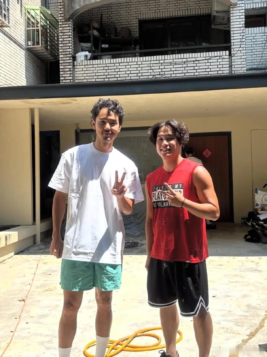 43岁阮经天在中国台湾省的家里和装修工人合照，他穿着一身居家休闲服，胡须没刮，一
