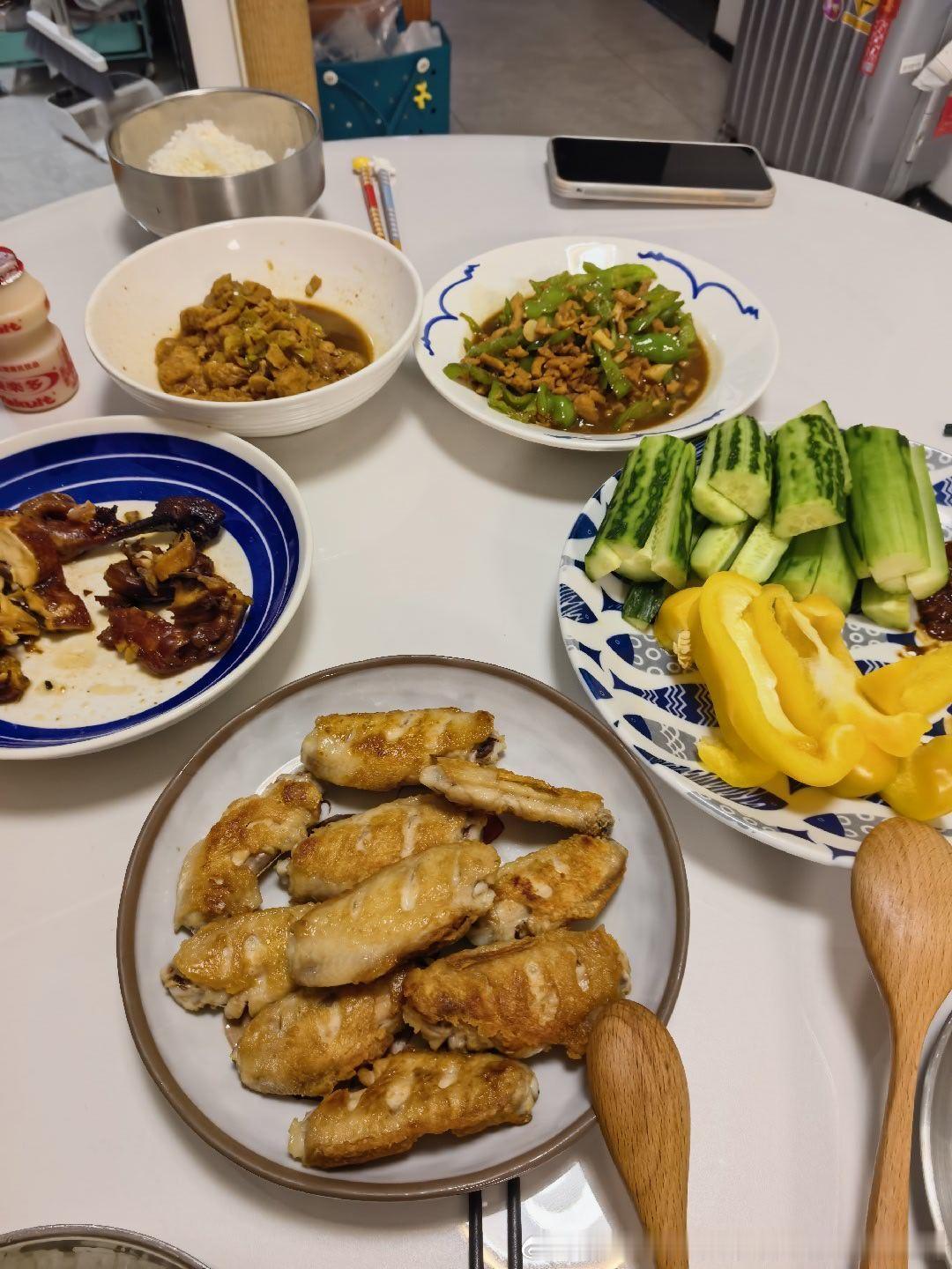 吃饭！网瘾小孩还不过来晚餐