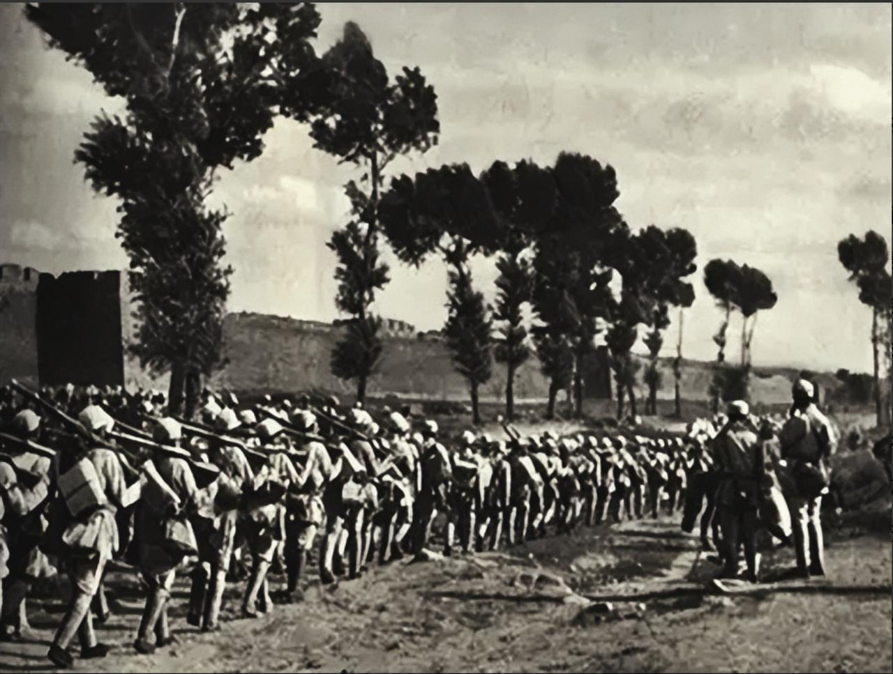 1938年，莱芜一营八路军，与日军激战至天黑，营长命连长进城接应部队，不料，对方