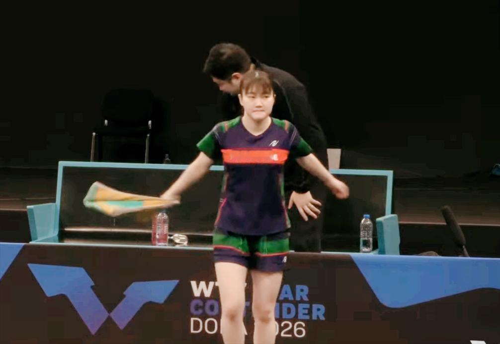 原来大藤沙月腿这么粗，怪不得个子那么矮，力量却挺大。其实大藤沙月打球最厉害的