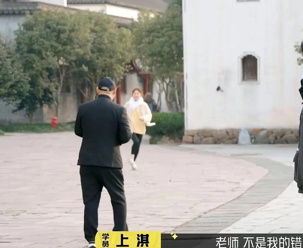 上淇迟到后和李诚儒说：“迟到不是我的错，是打车平台给我叫了一个9分钟才到的车。”