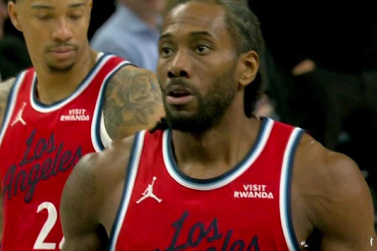 彻底不装了！伦纳德化身猛龙卡，直接把狼王爱德华兹打哭！难以想象残阵快船客场能领先