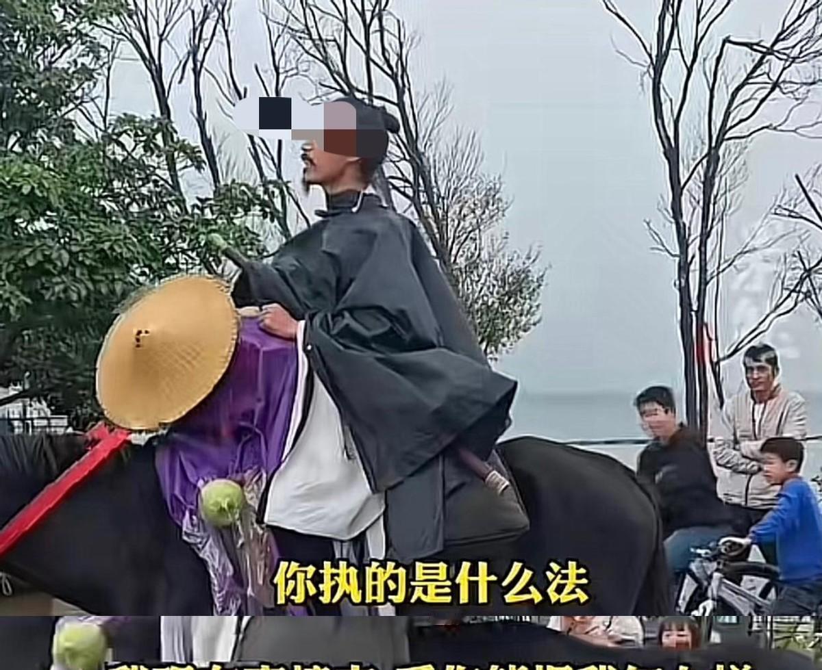 大理洱海景区最近发生一件奇葩事。一个自称“洱海堂吉柯德”的网红，想骑马硬闯洱海生