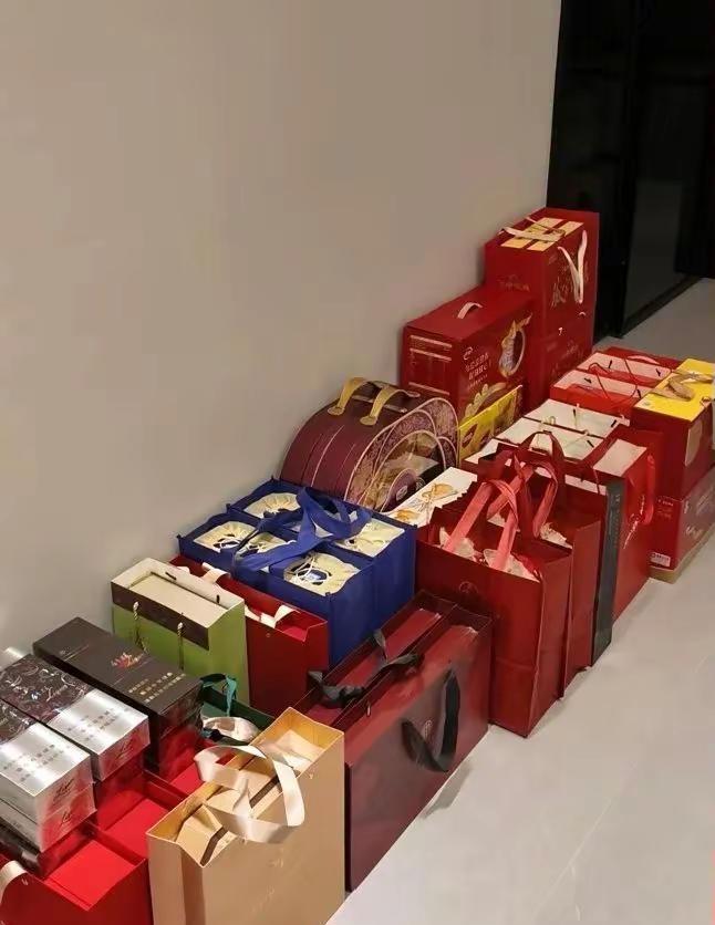 没有今年的人情世故，哪有明年的顺风顺水，今年的礼，铺来年的路。