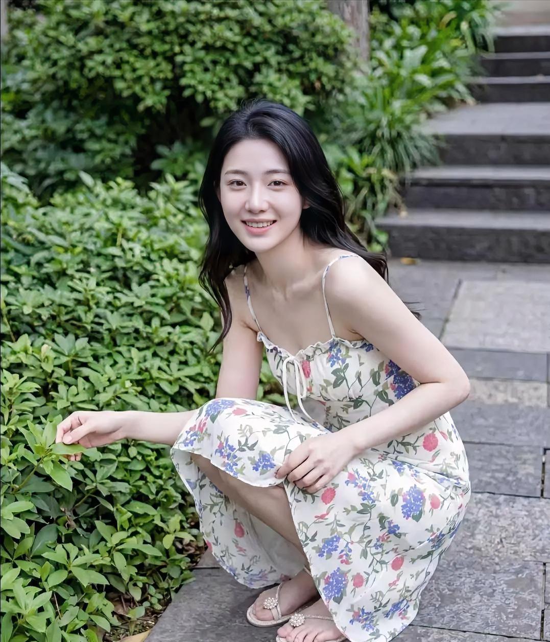 《台阶上的碎花信》碎花吊带，轻系着夏的温柔，裙摆摇曳，缀满蓝与红的梦。
