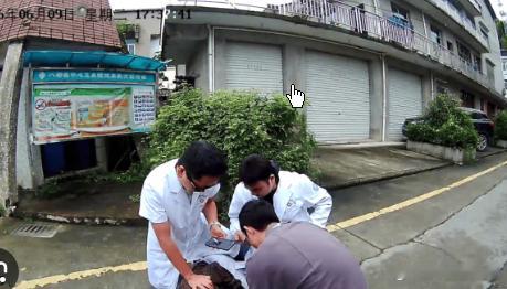 民警乔装医务人员抓捕涉诈嫌疑人,穿白大褂的警员迅速冲入，制服了嫌疑人。整个抓捕行