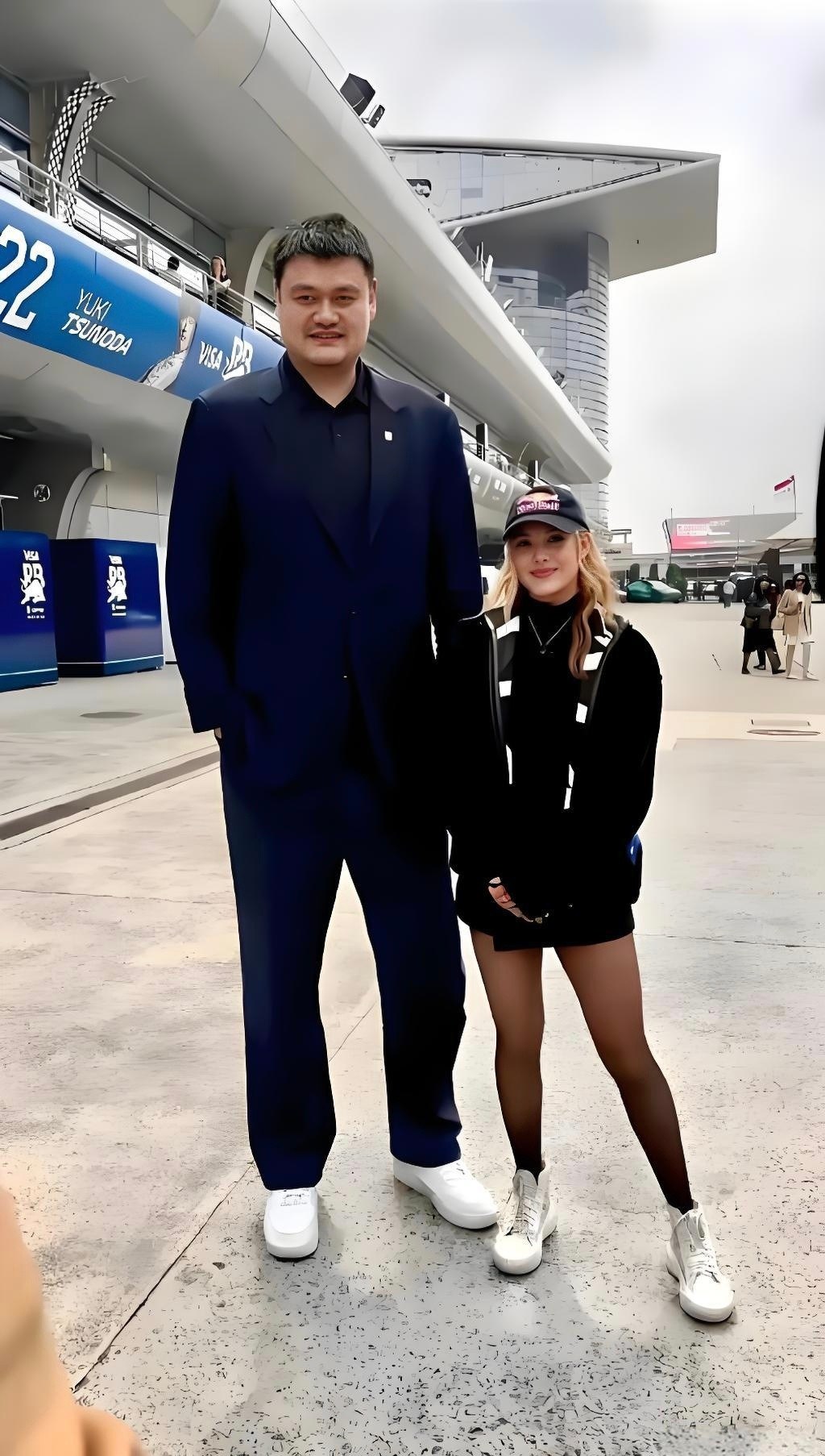 谷爱凌站在姚明身边像个小手办