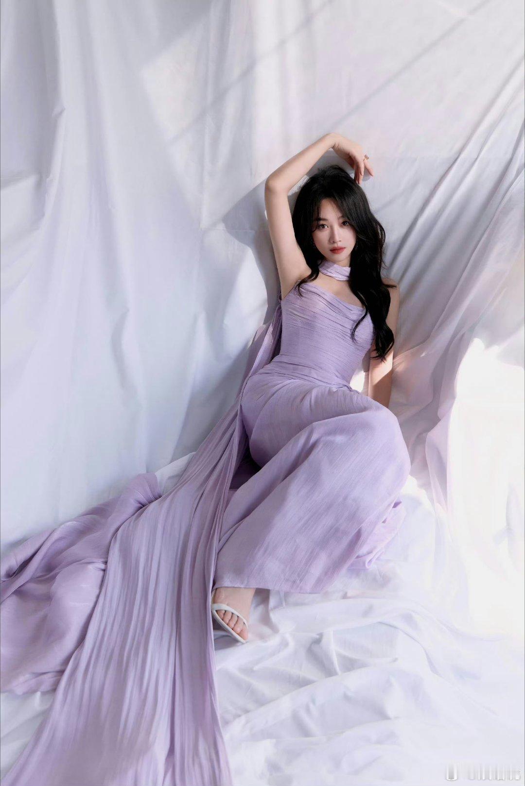 蓝盈莹蓝得发紫蓝盈莹造型鲨疯全场！水晶紫抹胸长裙勾勒曼妙身姿，纱裙灵动飘逸，