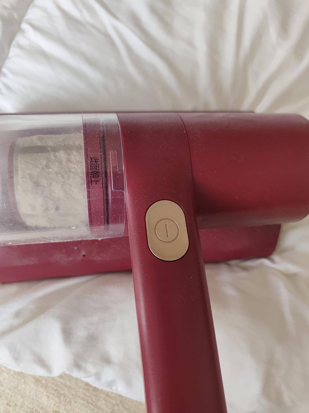 周末用除螨仪给被子进行一次除螨。买这台仪器的时候是前两年的时候，当时是一个比