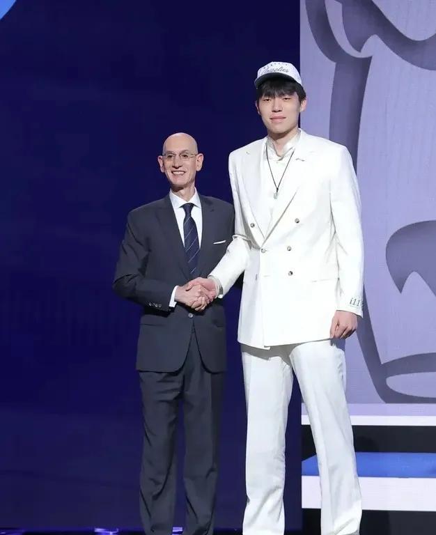 杨翰森首轮16顺位被选中，中国男篮有希望！追逐梦想的少年，都应该获得掌声。去年