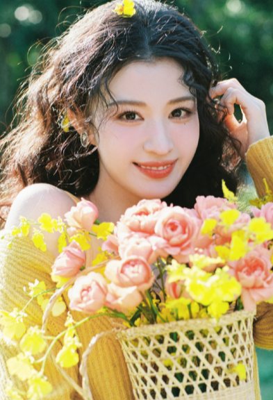 从穿搭到表情都洋溢着青春的气息，明媚的笑容配上鲜花与自然背景，确实每一张都能封神