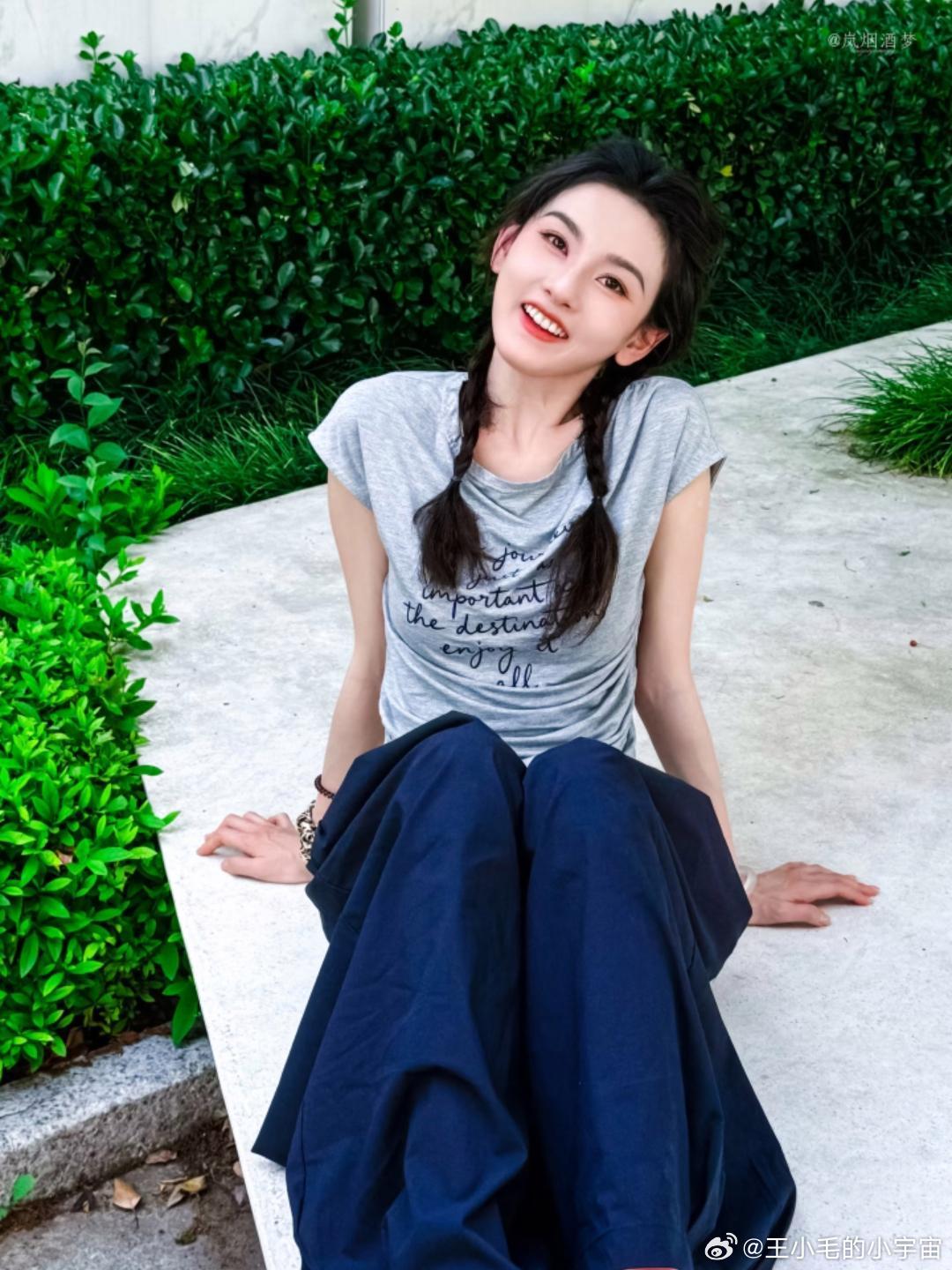 1.刘涛这些年外形状态一直保持得不错，网上也经常有人讨论她会不会定期做医美保养。
